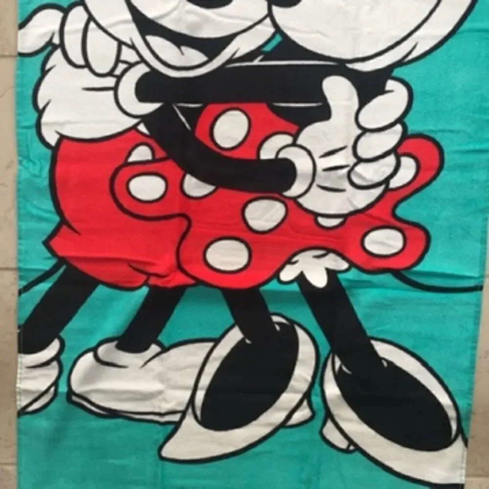 NWT Disney Mickey & Minnie Mouse Hug Green,Red,White & Black 38”x58” Beach Towel